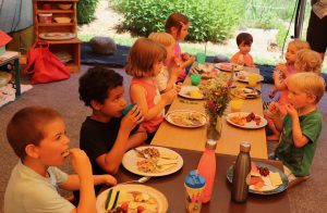 Le repas des enfants dans la cuisine d'été